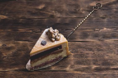 Bir spatula üzerinde kek bir parça.