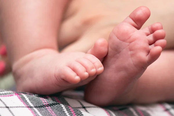 Young Mother Holding Hands Small Feet Her Baby — Stock Photo, Image