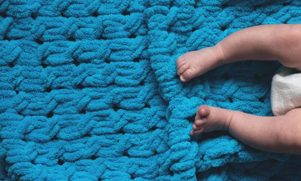 Beine Eines Neugeborenen Babys Auf Einer Blauen Weichen Bettdecke Mit — Stockfoto