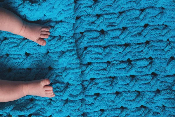 Legs Newborn Baby Blue Soft Bedspread Copy Space — Stock Photo, Image