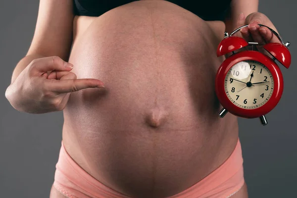 Hamile Kadın Elinde Gri Bir Arka Plan Üzerinde Kırmızı Bir — Stok fotoğraf