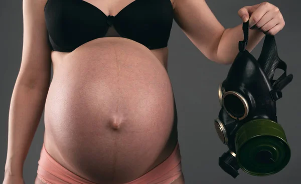 Беременная Женщина Держит Противогаз Сером Фоне Концепция Токсикоза — стоковое фото