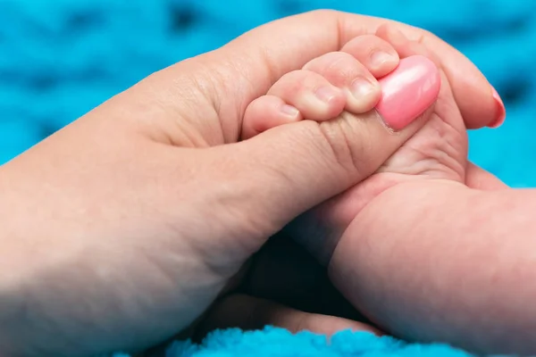 Ein Baby Hält Einen Mütterlichen Finger Seiner Hand Nahaufnahme Mutterliebe — Stockfoto