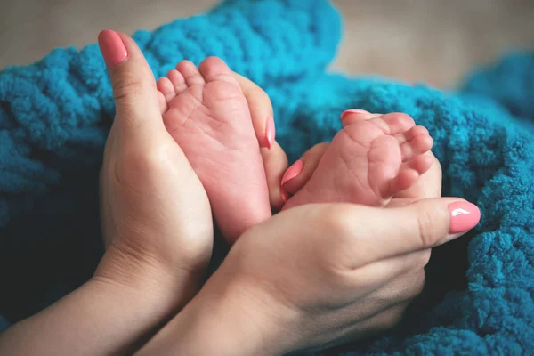 Joven Madre Sostiene Las Manos Pequeño Pie Bebé —  Fotos de Stock
