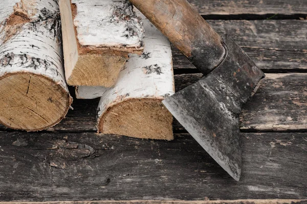 Hatchet Een Houten Knuppels Een Houten Vloer Achtergrond — Stockfoto