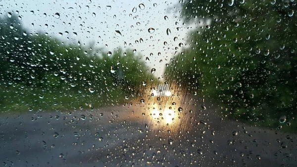 Osamělé Auto Zapnou Reflektory Silnici Přes Okénko Auta Dešťové Kapky — Stock fotografie