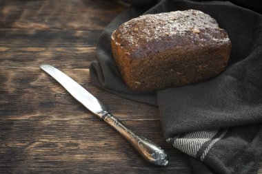 Ahşap bir masa arka plan üzerinde taze pişmiş ekmek.