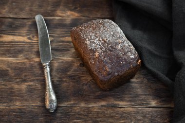 Ahşap bir masa arka plan üzerinde taze pişmiş ekmek.