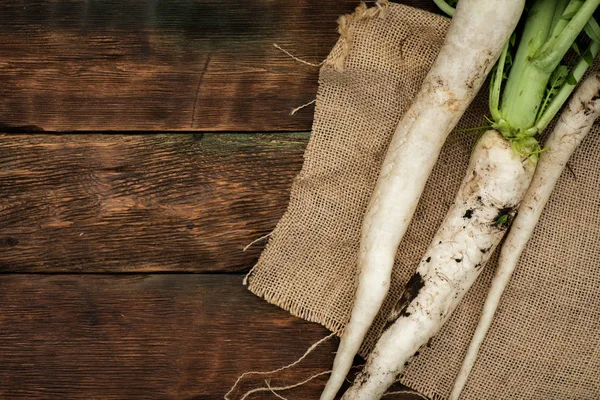 Stos Surowego Rzodkiewka Daikon Zbiorów Drewnianym Tle Tabeli Ogród Kopią — Zdjęcie stockowe