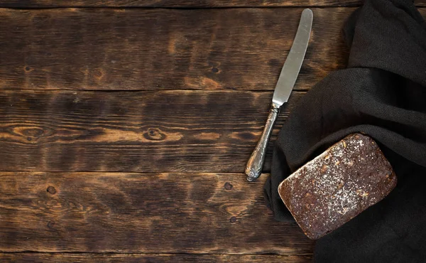 Frisch Gebackenes Brot Auf Einem Holztischhintergrund Mit Kopierraum — Stockfoto