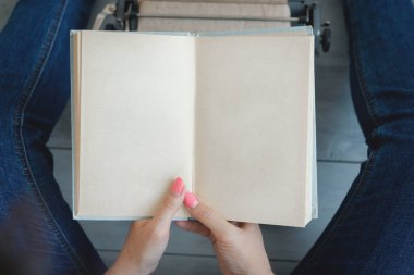 Kadın kopya alanı olan boş bir sayfa kitabı okuyor. Öğrenci kavramı.