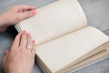 Kadın kopya alanı olan boş bir sayfa kitabı okuyor. Öğrenci kavramı.