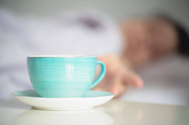 Kadın sabah kahvesini yakın mesafeden içiyor..