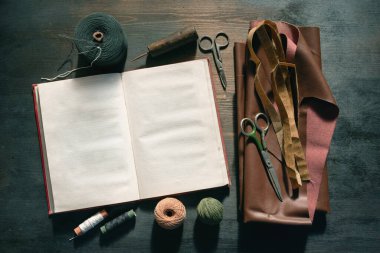 Eski aksesuar düz zemin. El kitabı şablonu dikiliyor.