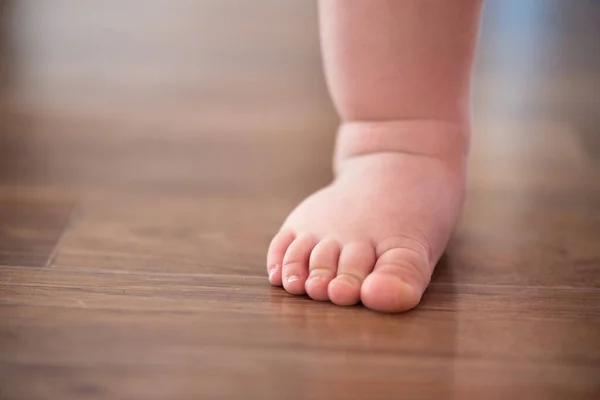 Kleiner Babyfuß Auf Dem Boden Aus Nächster Nähe — Stockfoto