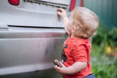 Ufaklık araba kullanmayı öğreniyor..