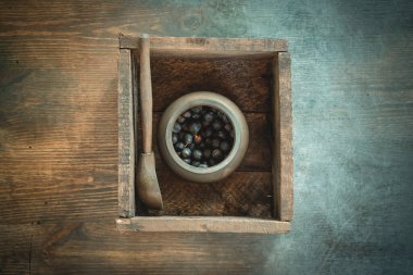 Cadı doktor masasında kurumuş meyve..