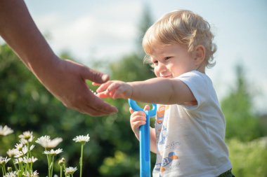 Adam küçük bir çocuğa yardım ediyor. Yakından..