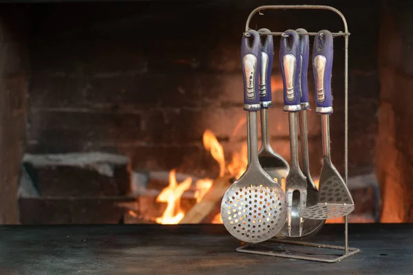 Ein Küchenbesteck Auf Dem Tisch Bei Brennendem Feuer Kaminhintergrund Mit — Stockfoto