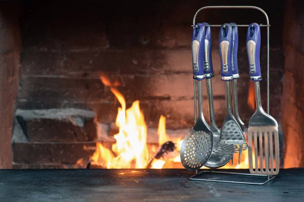 Ein Küchenbesteck Auf Dem Tisch Bei Brennendem Feuer Kaminhintergrund Mit — Stockfoto