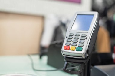 Tezgahın arka planında ödeme postaları var.