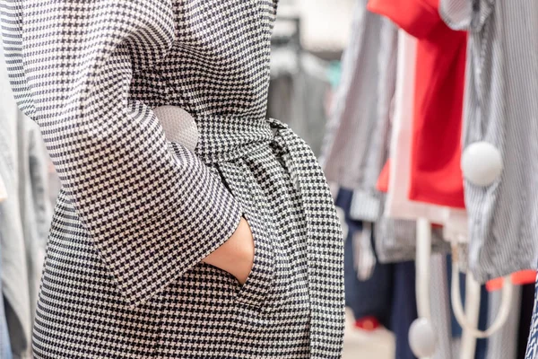 Donna Che Prova Cappotto Una Cintura Negozio Abbigliamento Esterno — Foto Stock