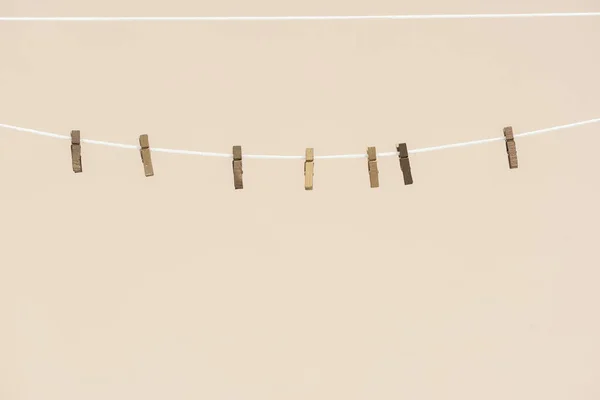 Eine Leere Wäscheklammer Auf Einem Seil Isoliert Auf Hellem Hintergrund — Stockfoto