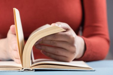 Öğrenci kitabı yakından okuyor..