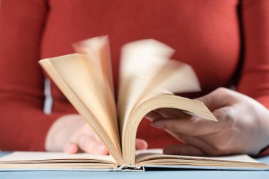 Öğrenci kitabı yakından okuyor..