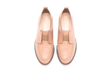 Beyaz arka plan üzerinde izole bej kadın ayakkabı.