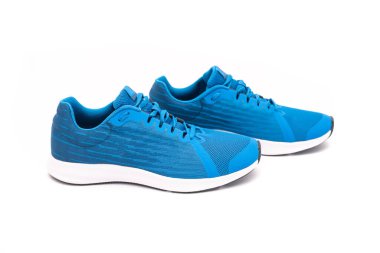 Beyaz arka planda izole edilmiş mavi spor ayakkabıları.