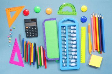 Eğitim konseptine geri dönüş düz bir zemin oluşturdu. Okul malzemeleri..