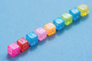 Mavi arka planda eğitim yazıları. Okula geri dön..