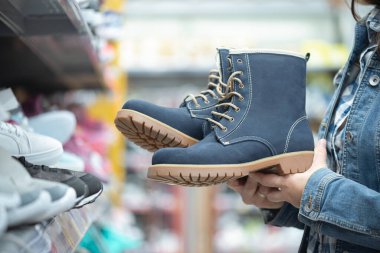 Kadın mağazadan yeni bir bot alıyor..