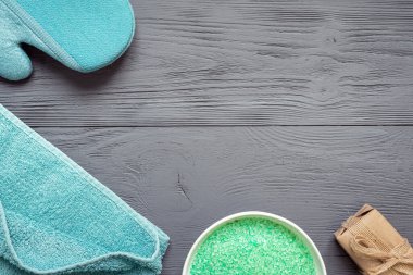 Banyo tuzu, çamaşır eldiveni, havlu ve sabun kağıdında gri arka planda. Hijyen soyut arkaplan.