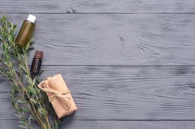 Okaliptüs aromaterapi yağı ve ahşap masa arkasında sabun..