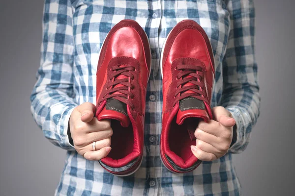 Mujer Con Par Nuevos Zapatos Deportivos Rojos Las Manos Sobre — Foto de Stock