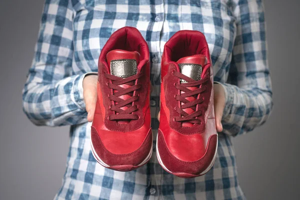 Mulher Com Par Novos Sapatos Esportivos Vermelhos Nas Mãos Sobre — Fotografia de Stock