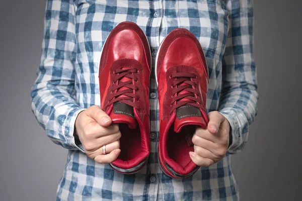 Mujer Con Par Nuevos Zapatos Deportivos Rojos Las Manos Sobre — Foto de Stock