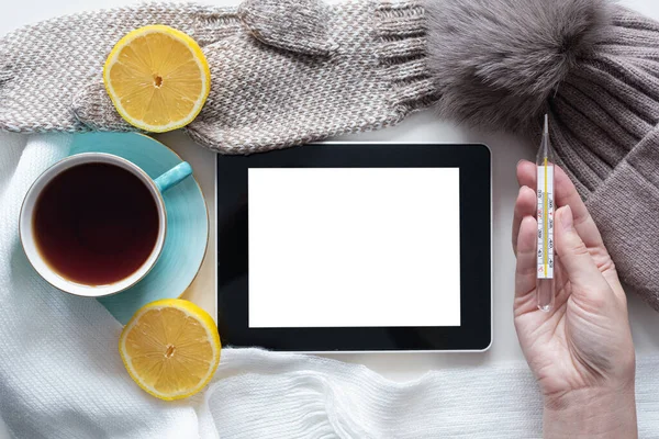 Цифровой Планшет Чистым Экраном Копировальным Пространством Чашкой Горячего Чая Лимоном — стоковое фото