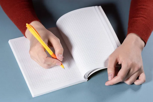 Mulher Está Escrevendo Por Uma Esferográfica Seu Caderno Close Fundo — Fotografia de Stock