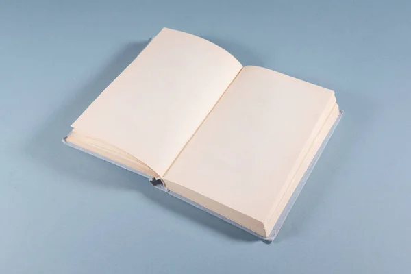 Livre Avec Pages Blanches Avec Espace Copie Sur Fond Bleu — Photo