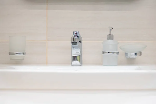Lavabonun Arkasında Musluk Sıvı Sabun Şişesi Var — Stok fotoğraf