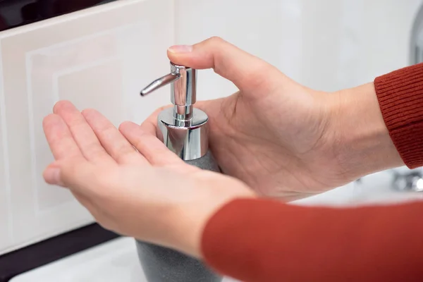 Femme Lavant Main Dans Lavabo Salle Bain — Photo