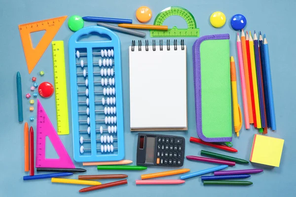 Blanco Pagina Notebook Schoolaccessoires Blauwe Platte Achtergrond Terug Naar School — Stockfoto