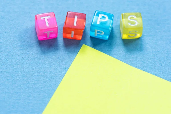 Dicas Inscrição Feita Pequenos Cubos Coloridos Adesivo Papel Fundo Azul — Fotografia de Stock