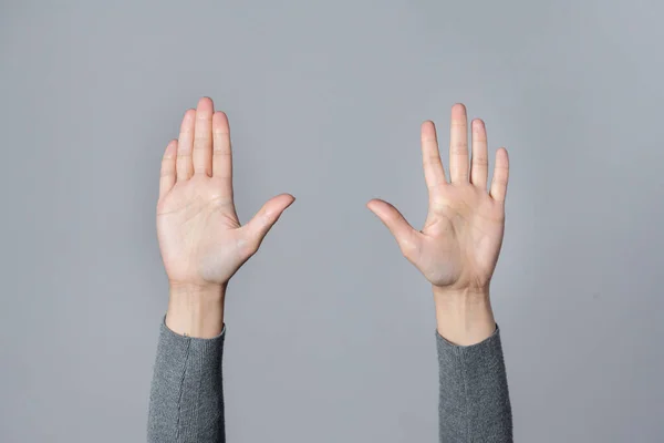Руки Женщины Подняты Изолированно Сером Фоне — стоковое фото