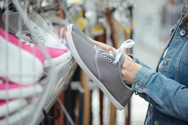 Женщина Покупает Новую Обувь Магазине — стоковое фото