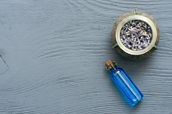 Blaue Flasche Ätherisches Lavendelöl Und Getrocknete Lavendelblüten Auf Grauem Holztischhintergrund — Stockfoto