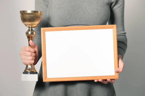 Vencedor Com Diploma Troféu Prêmio Ouro Mãos Closeup Fundo Cinza — Fotografia de Stock